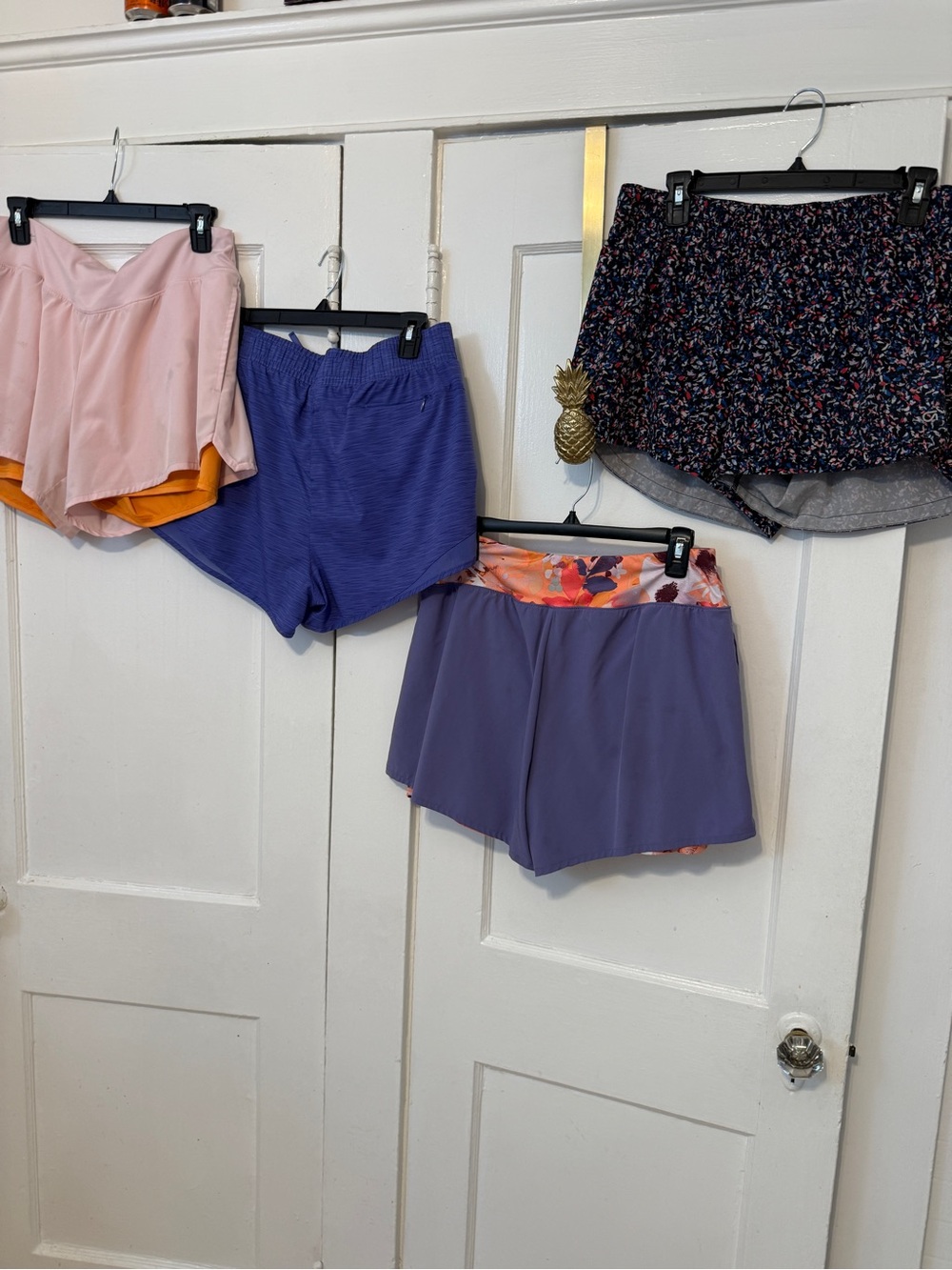 Women’s size L Athletic Shorts comes with (4)